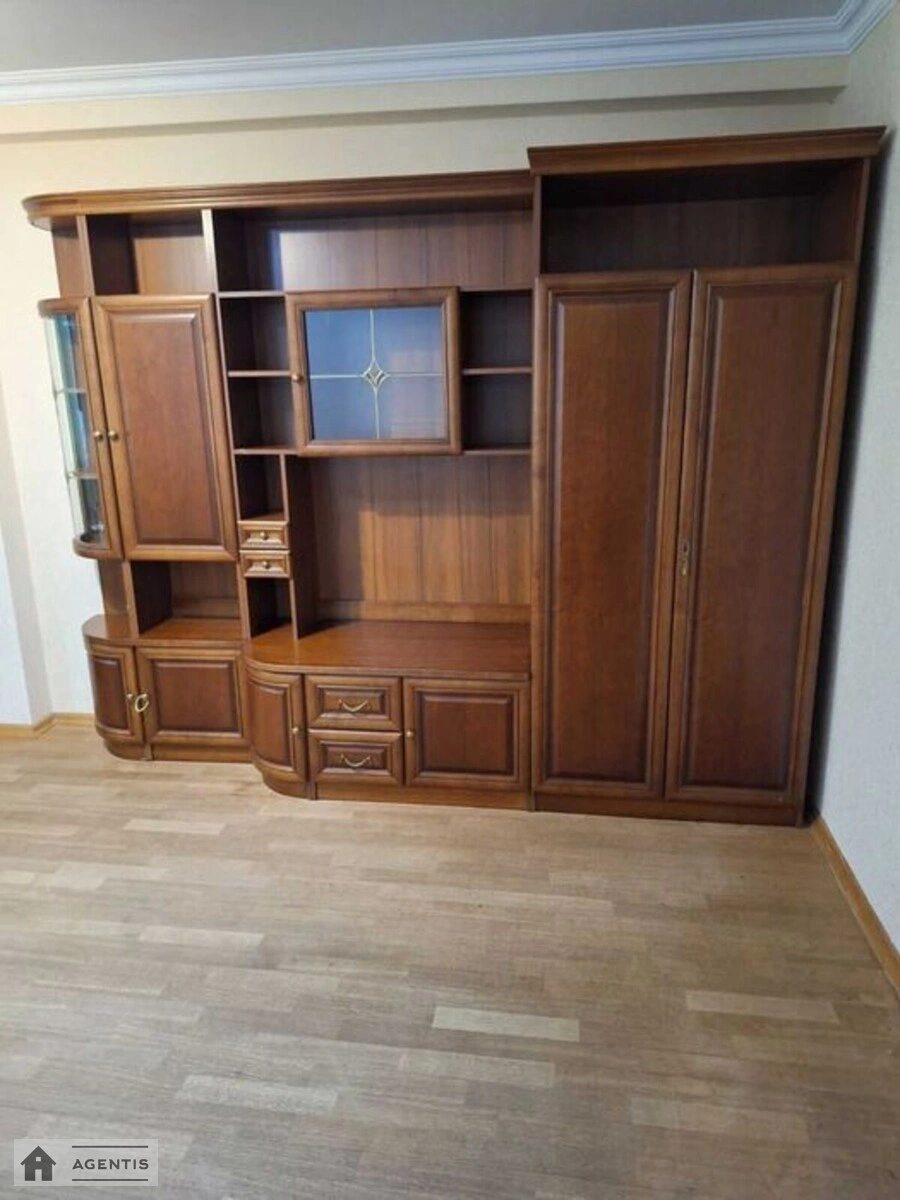 Сдам квартиру 2 комнаты, 49 m², 5 эт./9 этажей. 9, Энтузиастов 9, Киев. 