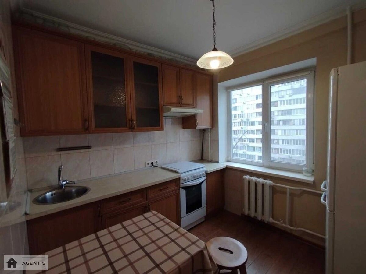 Сдам квартиру 2 комнаты, 49 m², 5 эт./9 этажей. 9, Энтузиастов 9, Киев. 