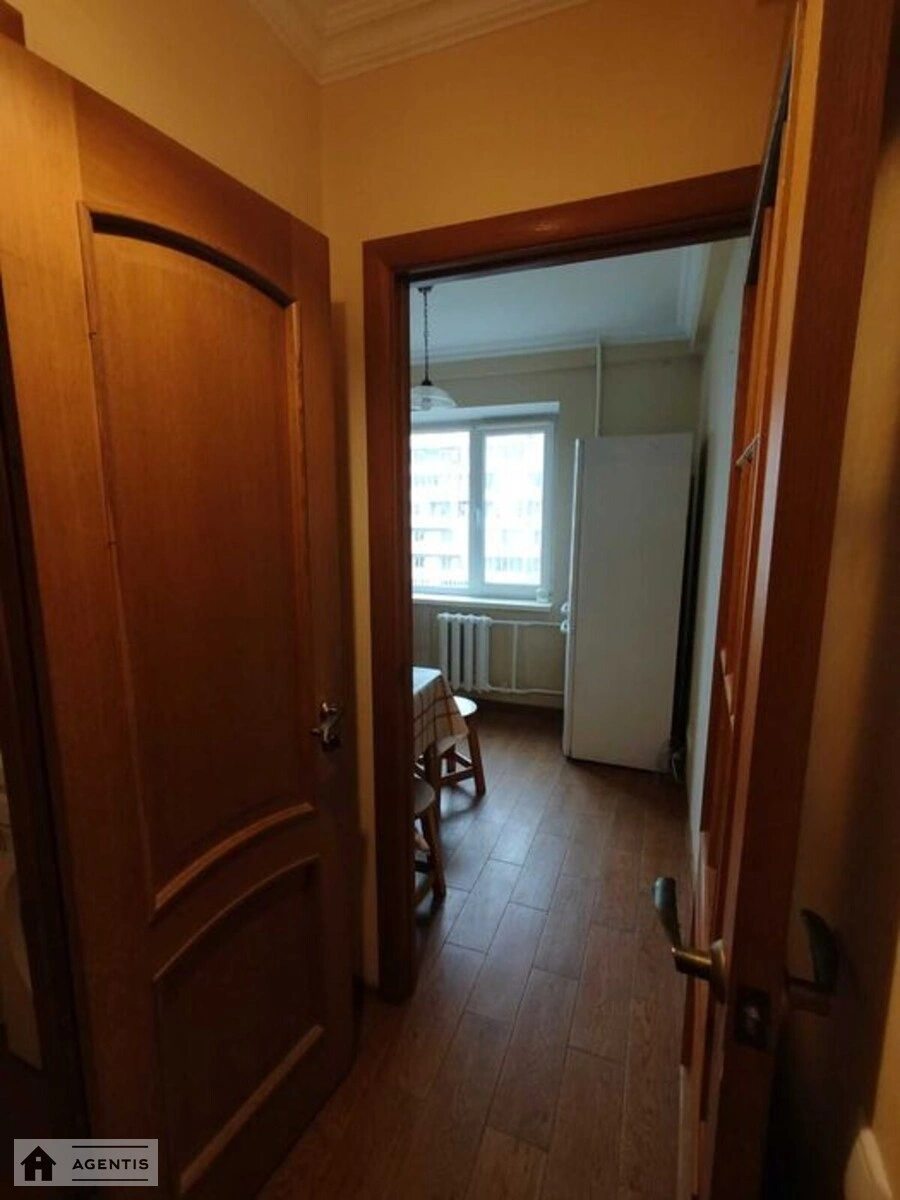 Сдам квартиру 2 комнаты, 49 m², 5 эт./9 этажей. 9, Энтузиастов 9, Киев. 