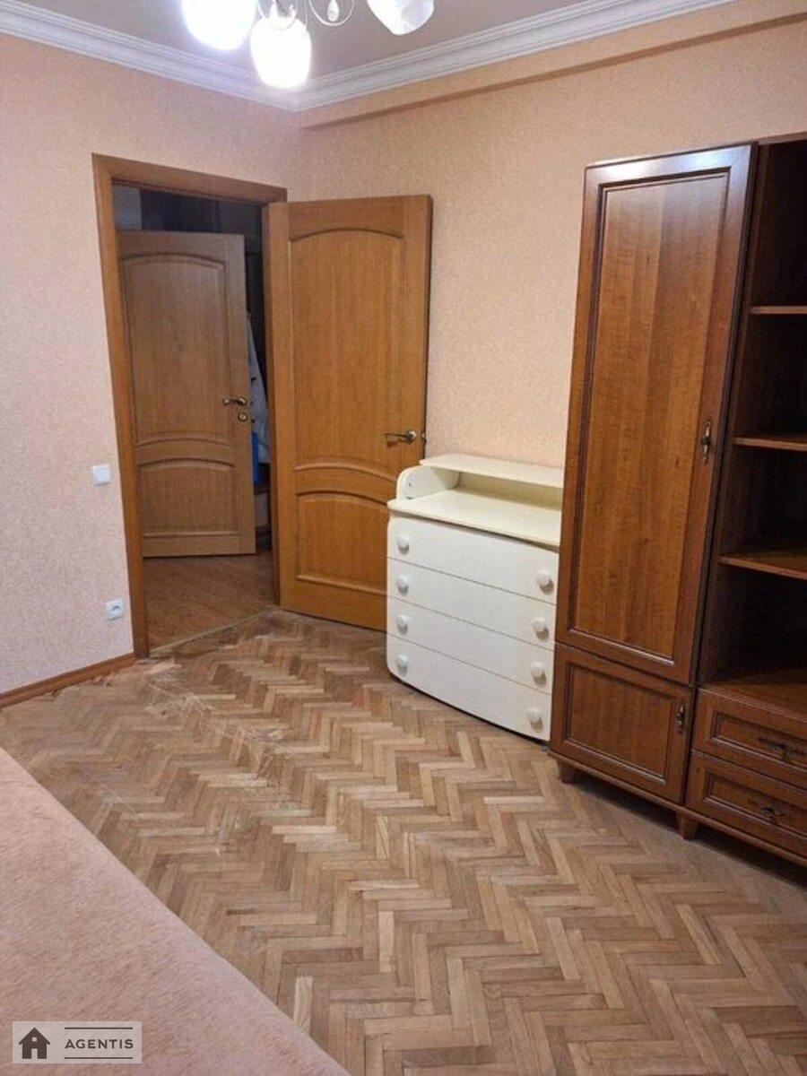 Сдам квартиру 2 комнаты, 49 m², 5 эт./9 этажей. 9, Энтузиастов 9, Киев. 