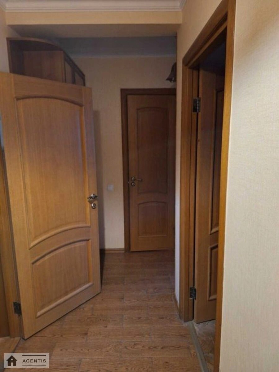 Сдам квартиру 2 комнаты, 49 m², 5 эт./9 этажей. 9, Энтузиастов 9, Киев. 