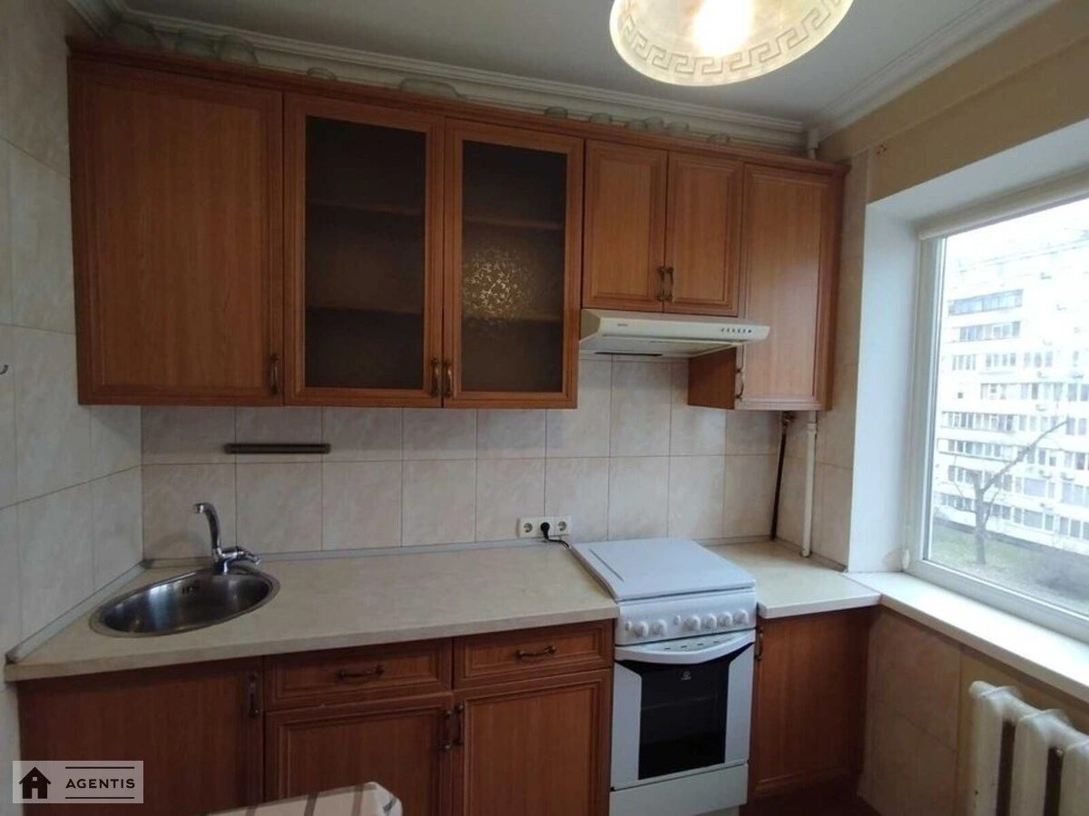 Сдам квартиру 2 комнаты, 49 m², 5 эт./9 этажей. 9, Энтузиастов 9, Киев. 