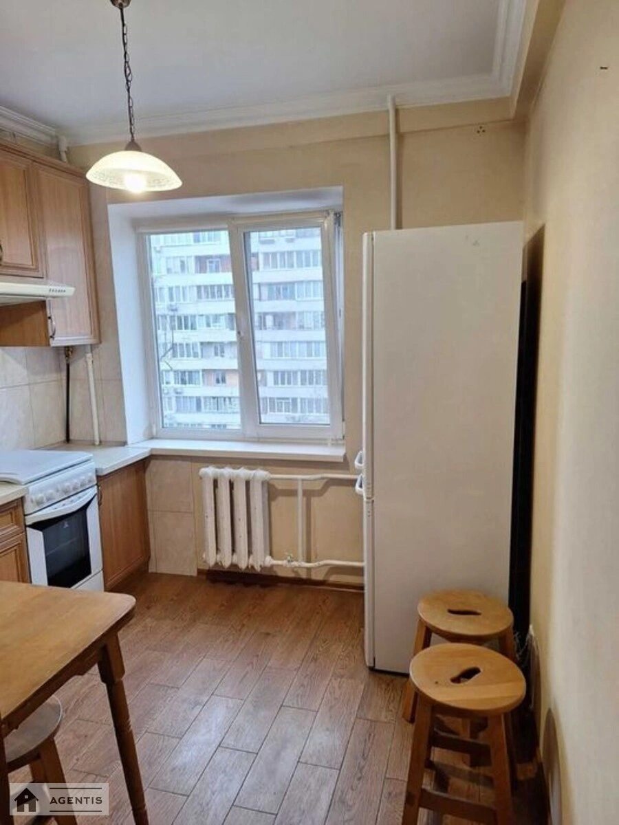 Сдам квартиру 2 комнаты, 49 m², 5 эт./9 этажей. 9, Энтузиастов 9, Киев. 