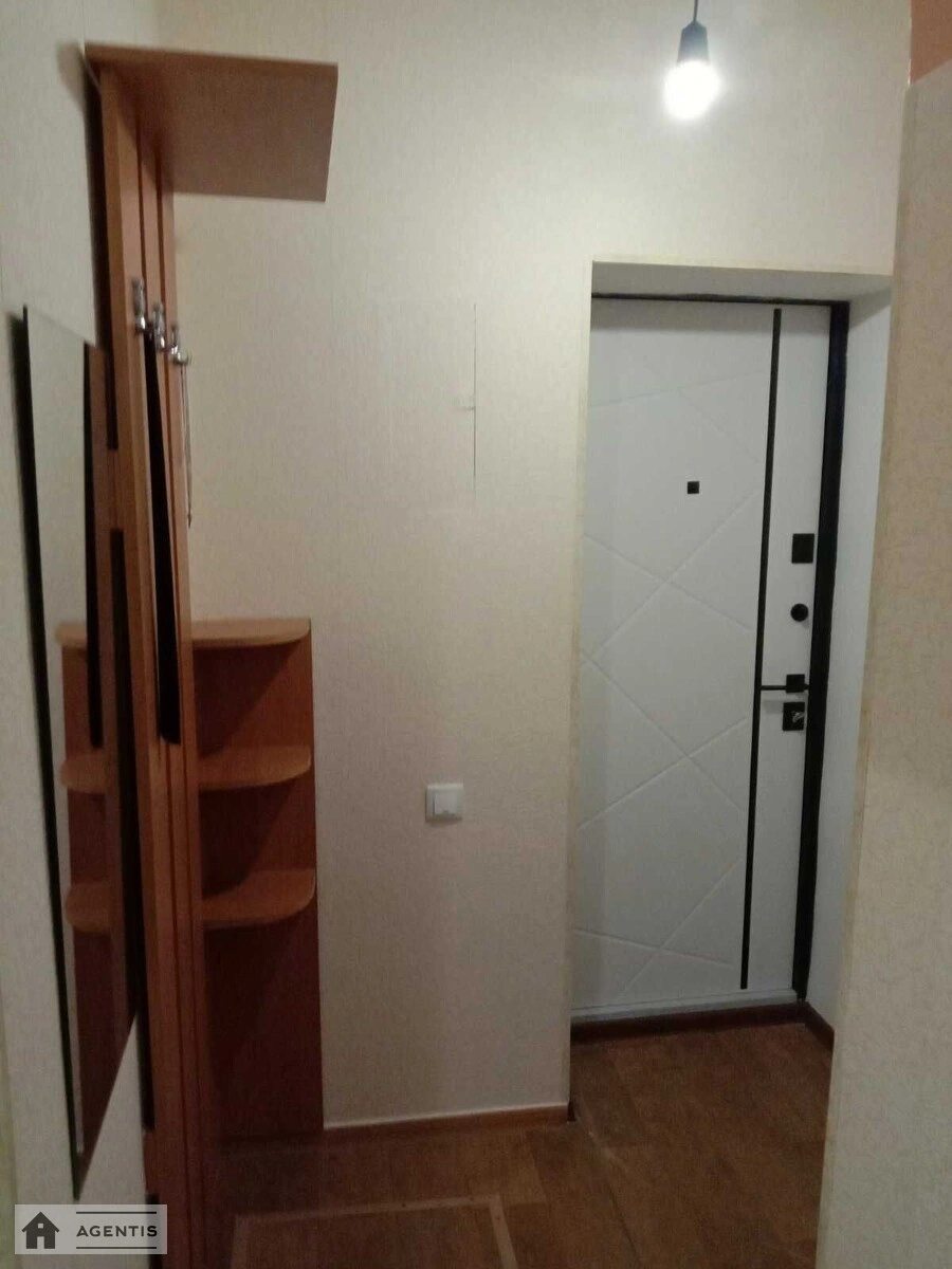 Сдам квартиру 1 комната, 30 m², 1 эт./4 этажа. Печерский район, Киев. 