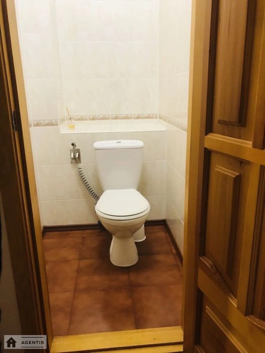 Сдам квартиру 2 комнаты, 65 m², 7 эт./10 этажей. 15, Степана Рудницького вул., Киев. 