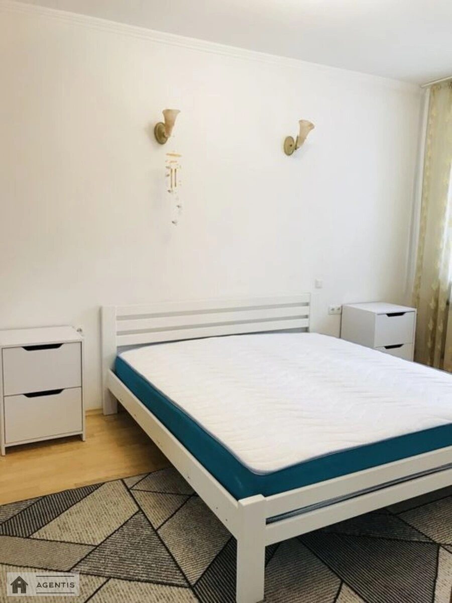 Сдам квартиру 2 комнаты, 65 m², 7 эт./10 этажей. 15, Степана Рудницького вул., Киев. 