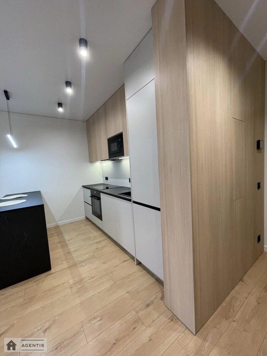 Сдам квартиру 1 комната, 41 m², 2 эт./8 этажей. 2, Салютная 2, Киев. 