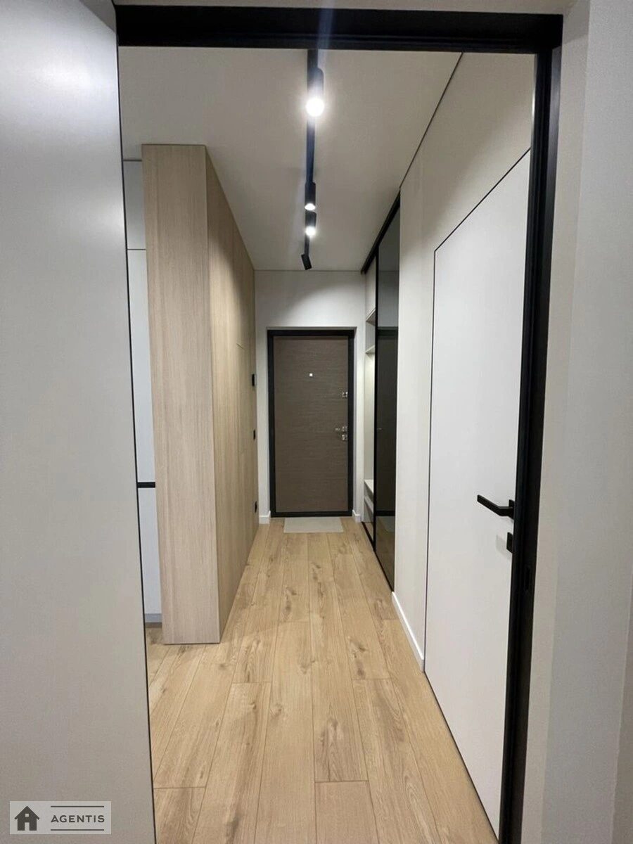 Сдам квартиру 1 комната, 41 m², 2 эт./8 этажей. 2, Салютная 2, Киев. 