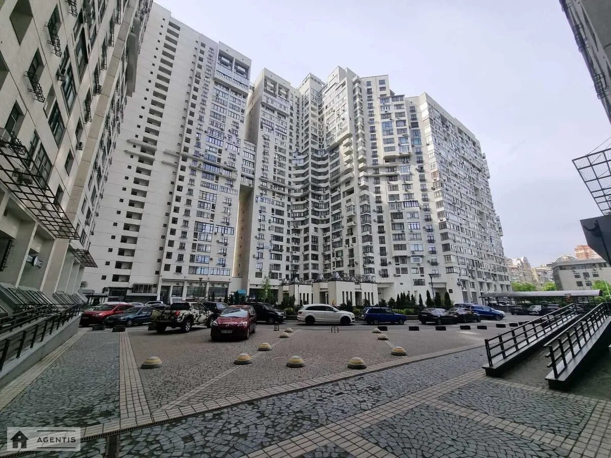 Сдам квартиру 3 комнаты, 92 m², 12 эт./27 этажей. 44, Євгена Коновальця вул. (Щорса), Киев. 