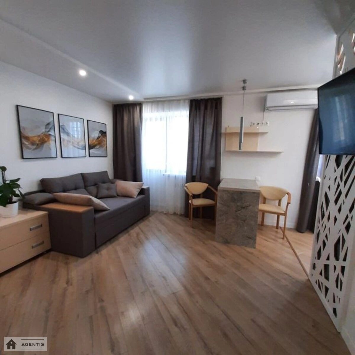 Apartment for rent 1 room, 33 m², 4th fl./5 floors. Tarasa Shevchenka pl., Kyiv. 