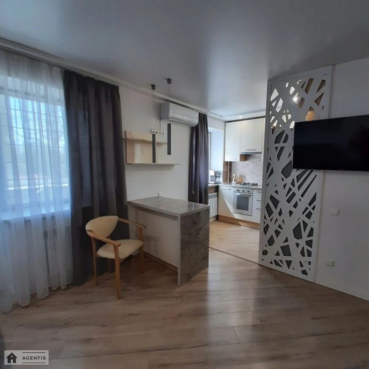 Apartment for rent 1 room, 33 m², 4th fl./5 floors. Tarasa Shevchenka pl., Kyiv. 