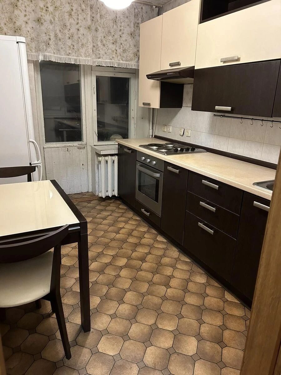 Продаж квартири 1 кімната, 39 m², 4 пов./14 поверхів. 28, Єреванська 28, Київ. 