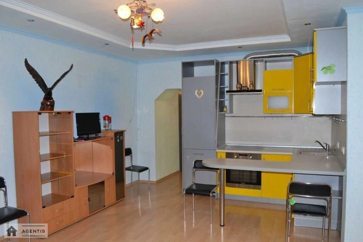 Apartment for rent 3 rooms, 107 m², 10th fl./17 floors. 5, Mykoly Holeho vul. Lebedyeva-Kumacha, Kyiv. 