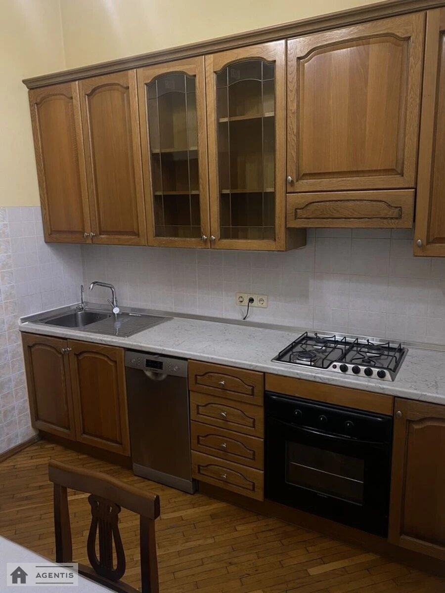 Apartment for rent 2 rooms, 62 m², 4th fl./4 floors. 34, Zhylyanska 34, Kyiv. 