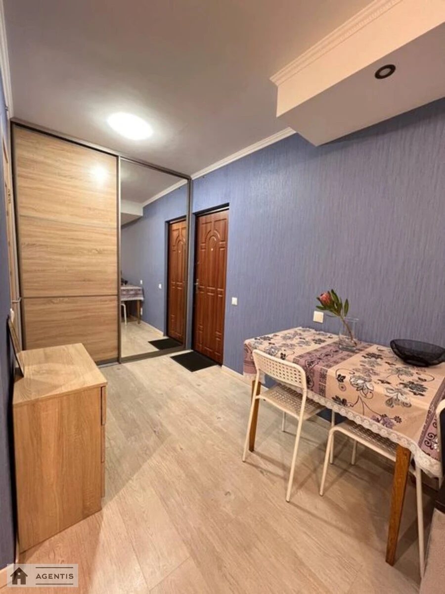 Сдам квартиру 1 комната, 18 m², 1 эт./5 этажей. 124, Горловская 124, Киев. 