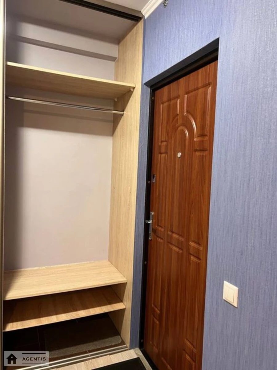 Здам квартиру 1 кімната, 18 m², 1 пов./5 поверхів. 124, Горлівська 124, Київ. 