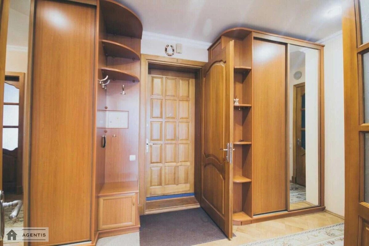 Сдам квартиру 2 комнаты, 83 m², 2 эт./9 этажей. Печерский район, Киев. 