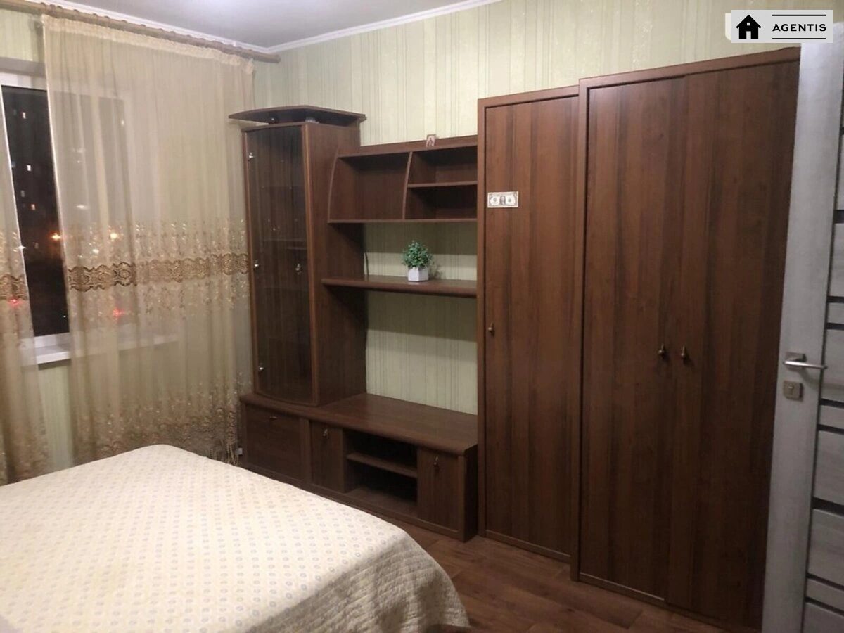 Сдам квартиру 3 комнаты, 78 m², 5 эт./16 этажей. 19, Ревуцкого 19, Киев. 