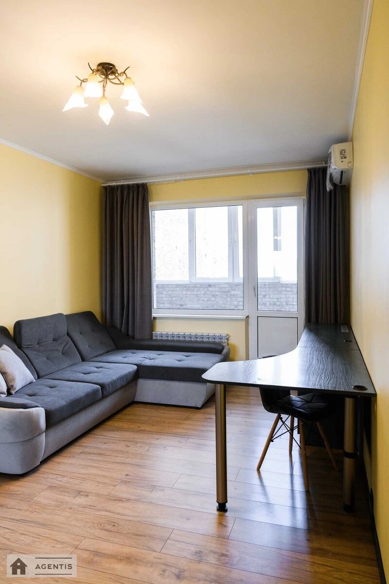 Apartment for rent 3 rooms, 73 m², 11th fl./12 floors. 32, Svobody 32, Kyiv. 