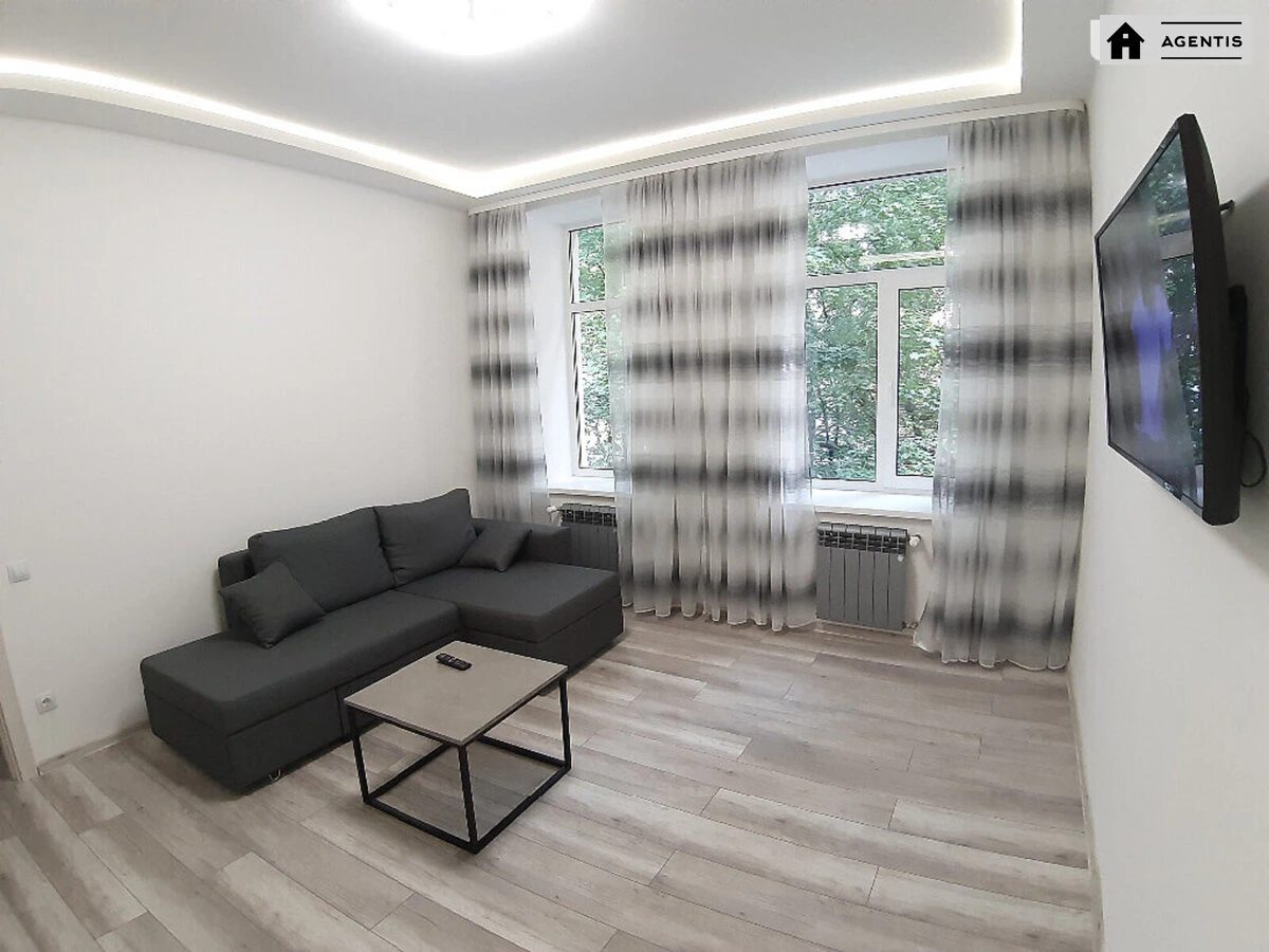 Сдам квартиру 2 комнаты, 62 m², 2 эт./4 этажа. 10, Пирогова 10, Киев. 