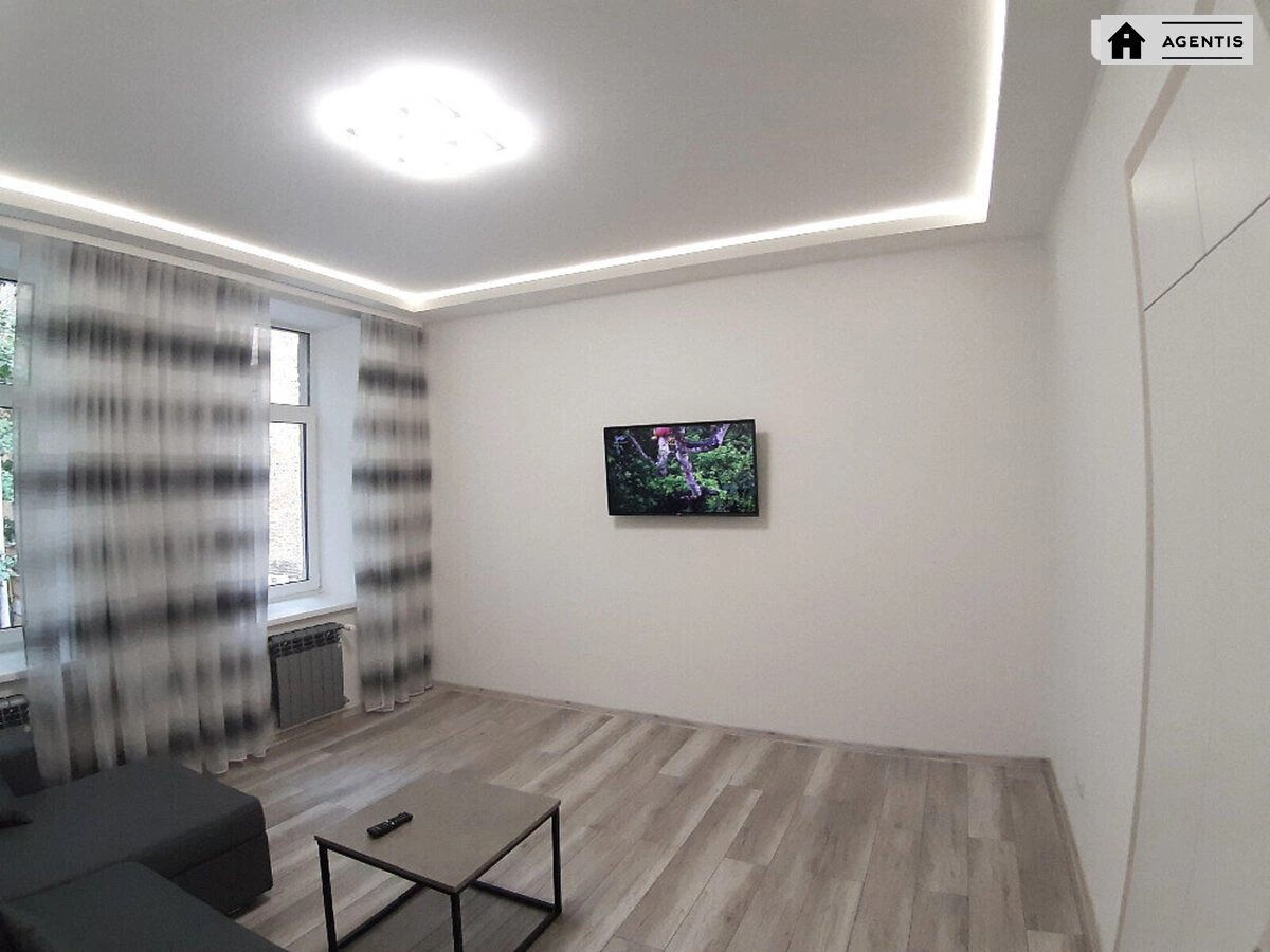 Apartment for rent 2 rooms, 62 m², 2nd fl./4 floors. 10, Pyrogova 10, Kyiv. 