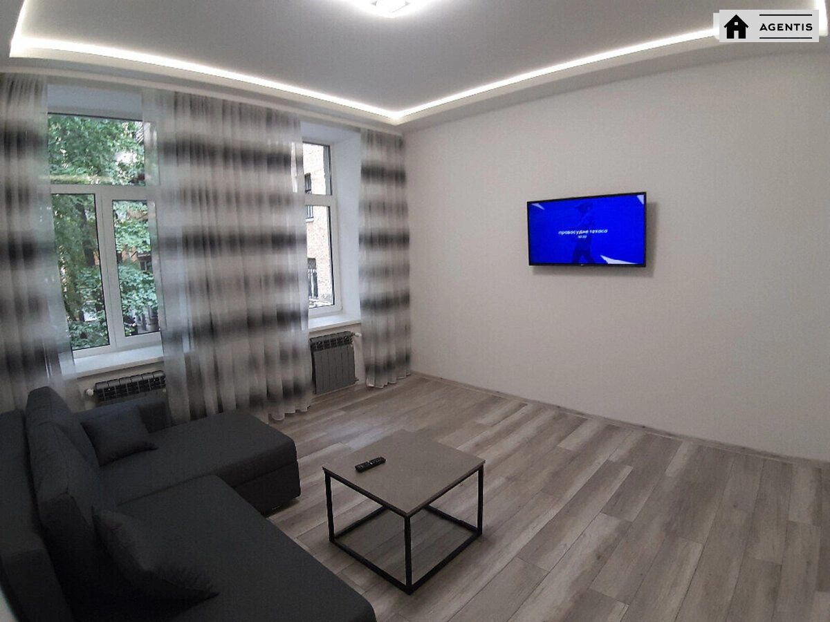 Apartment for rent 2 rooms, 62 m², 2nd fl./4 floors. 10, Pyrogova 10, Kyiv. 