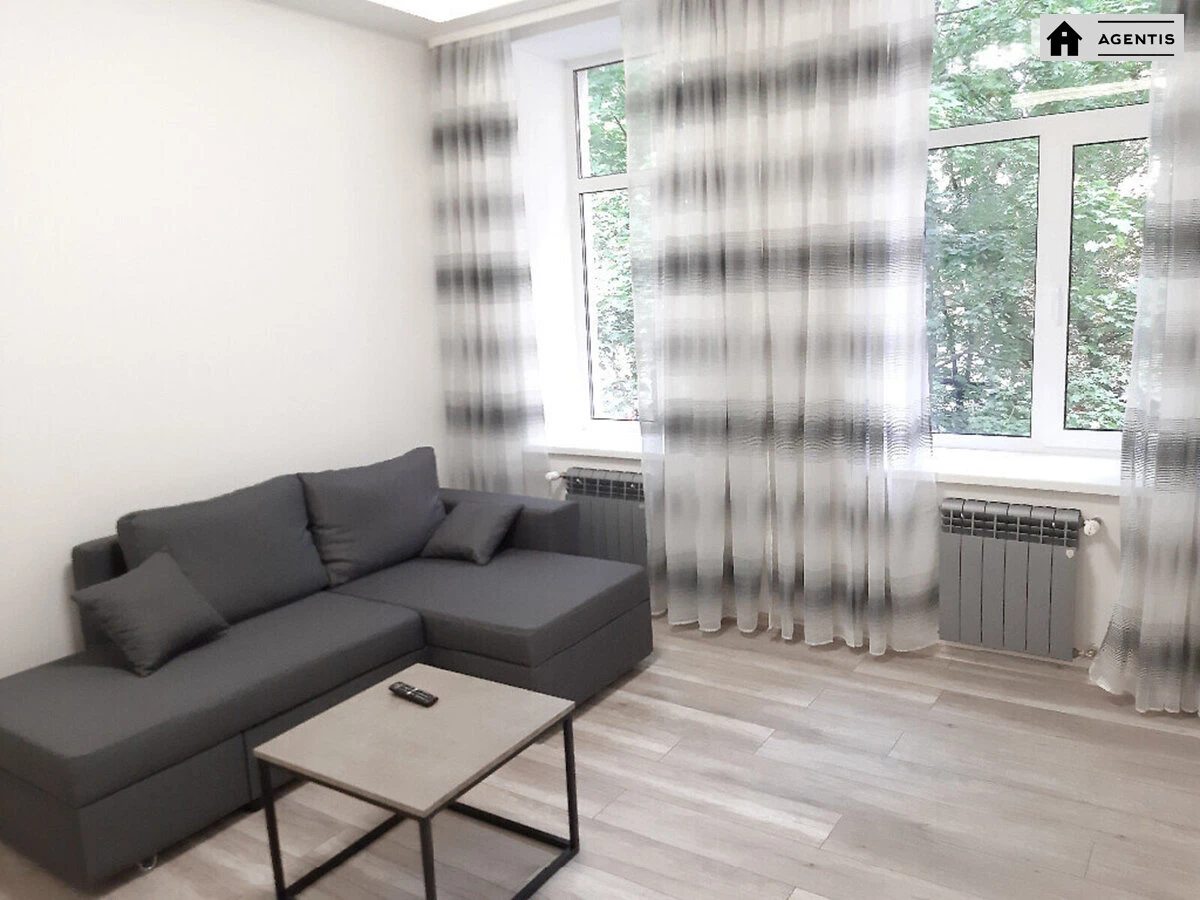 Apartment for rent 2 rooms, 62 m², 2nd fl./4 floors. 10, Pyrogova 10, Kyiv. 