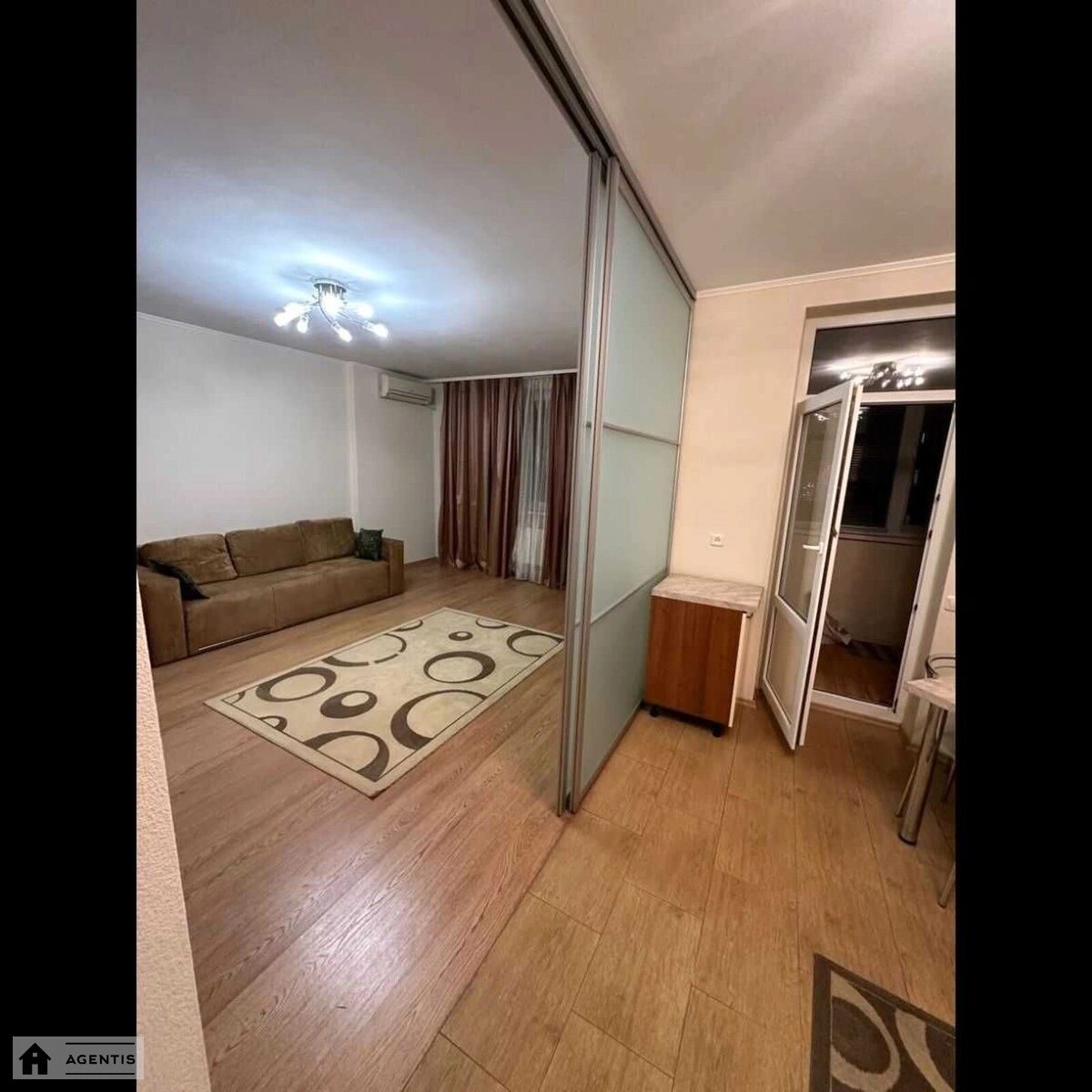 Apartment for rent 1 room, 50 m², 4th fl./9 floors. Rayisy Okipnoyi vul., Kyiv. 