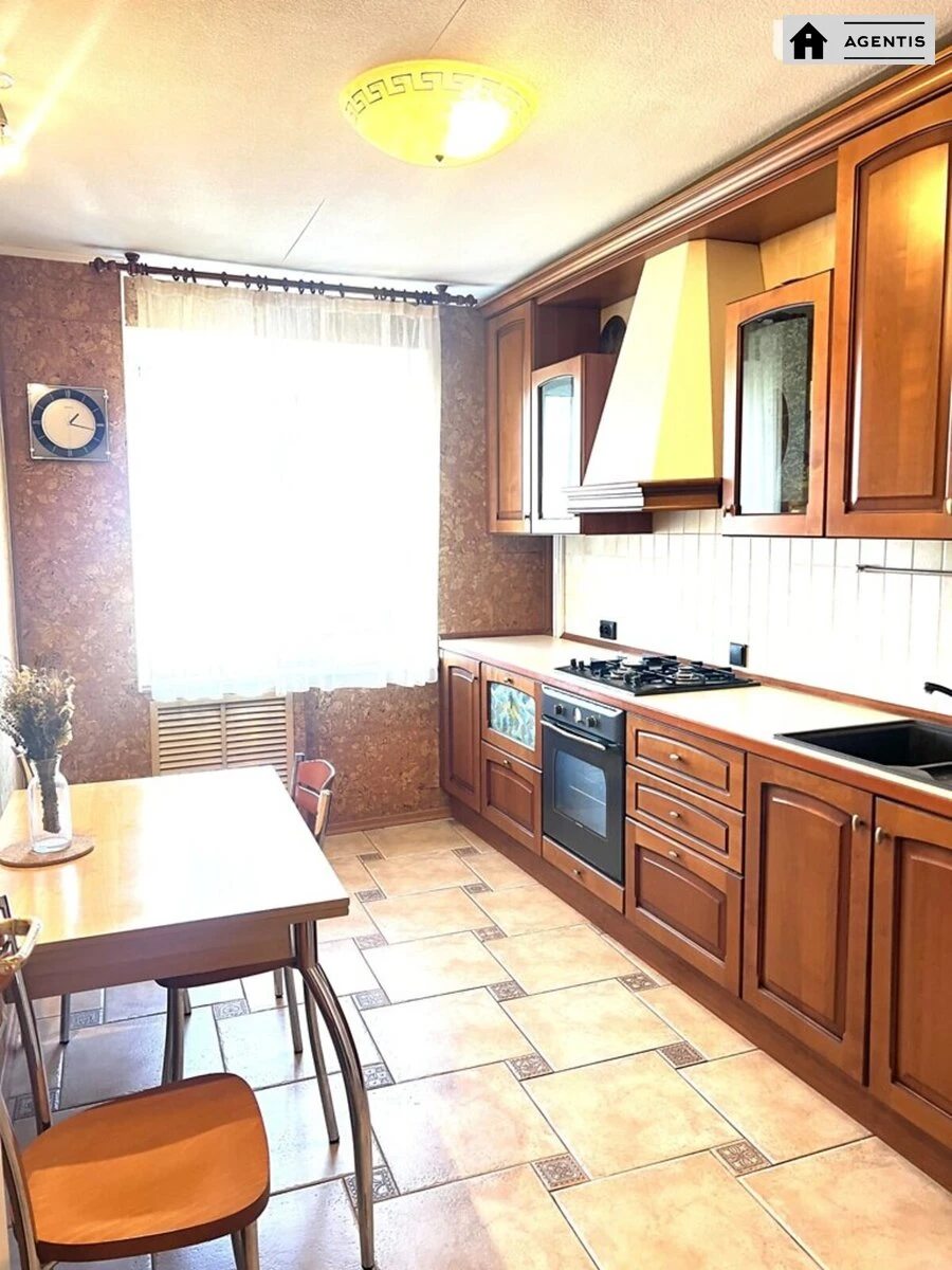 Apartment for rent 2 rooms, 69 m², 6th fl./9 floors. Feodosiyska 4, Kyiv. 