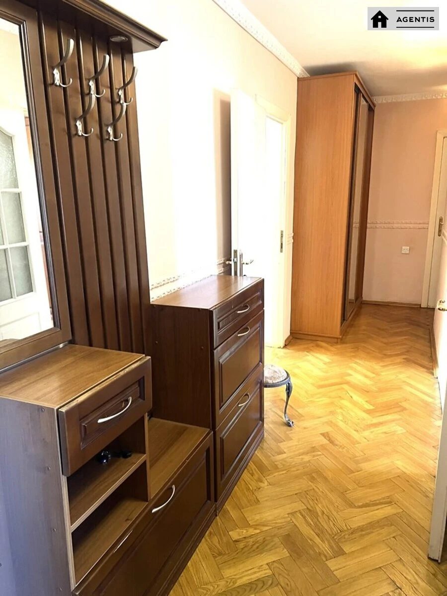 Apartment for rent 2 rooms, 69 m², 6th fl./9 floors. Feodosiyska 4, Kyiv. 