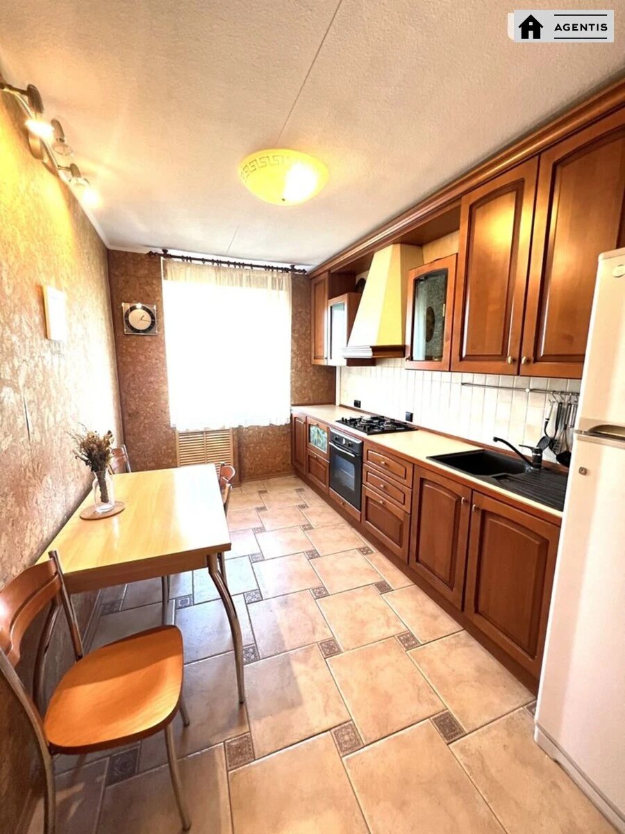 Apartment for rent 2 rooms, 69 m², 6th fl./9 floors. Feodosiyska 4, Kyiv. 