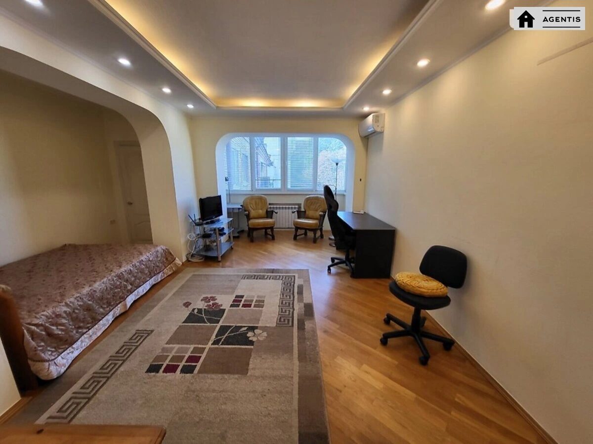 Сдам квартиру 1 комната, 40 m², 5 эт./11 этажей. 1, Виноградный 1, Киев. 