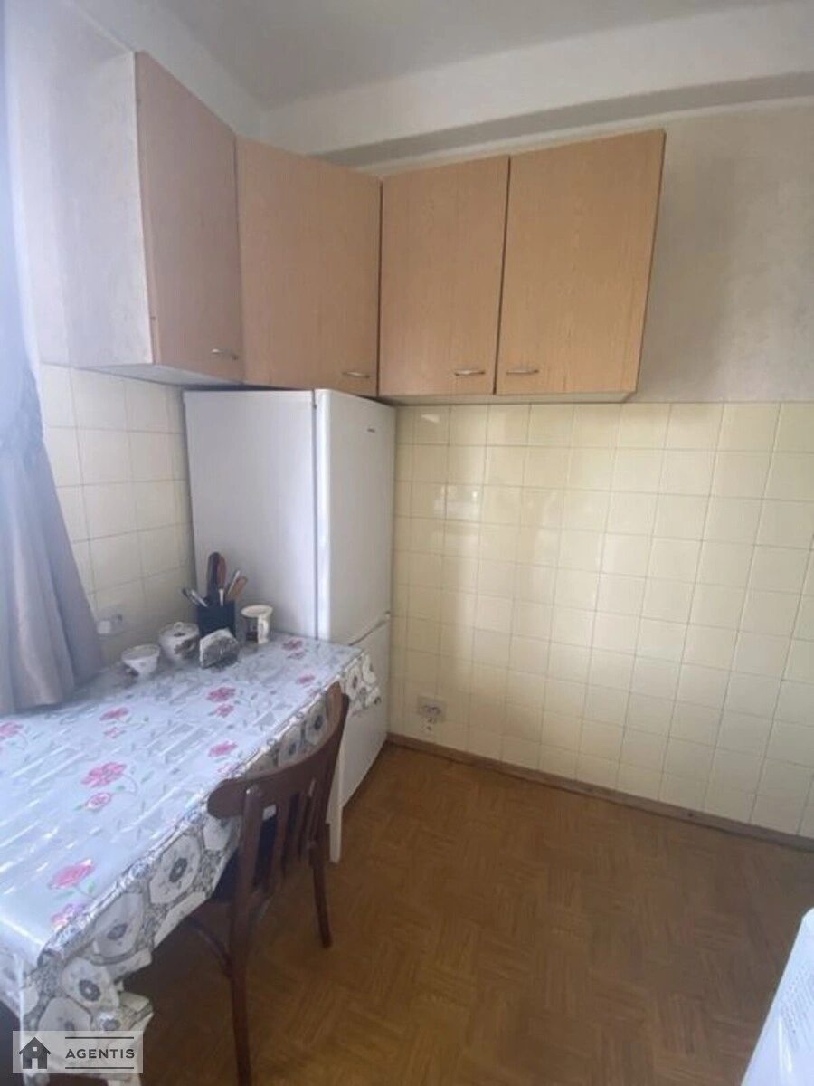 Сдам квартиру 2 комнаты, 45 m², 3 эт./9 этажей. 3, Павла Тичини просп., Киев. 