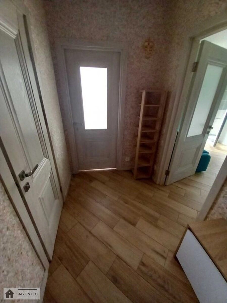 Здам квартиру 1 кімната, 37 m², 3 пов./8 поверхів. Салютна, Київ. 