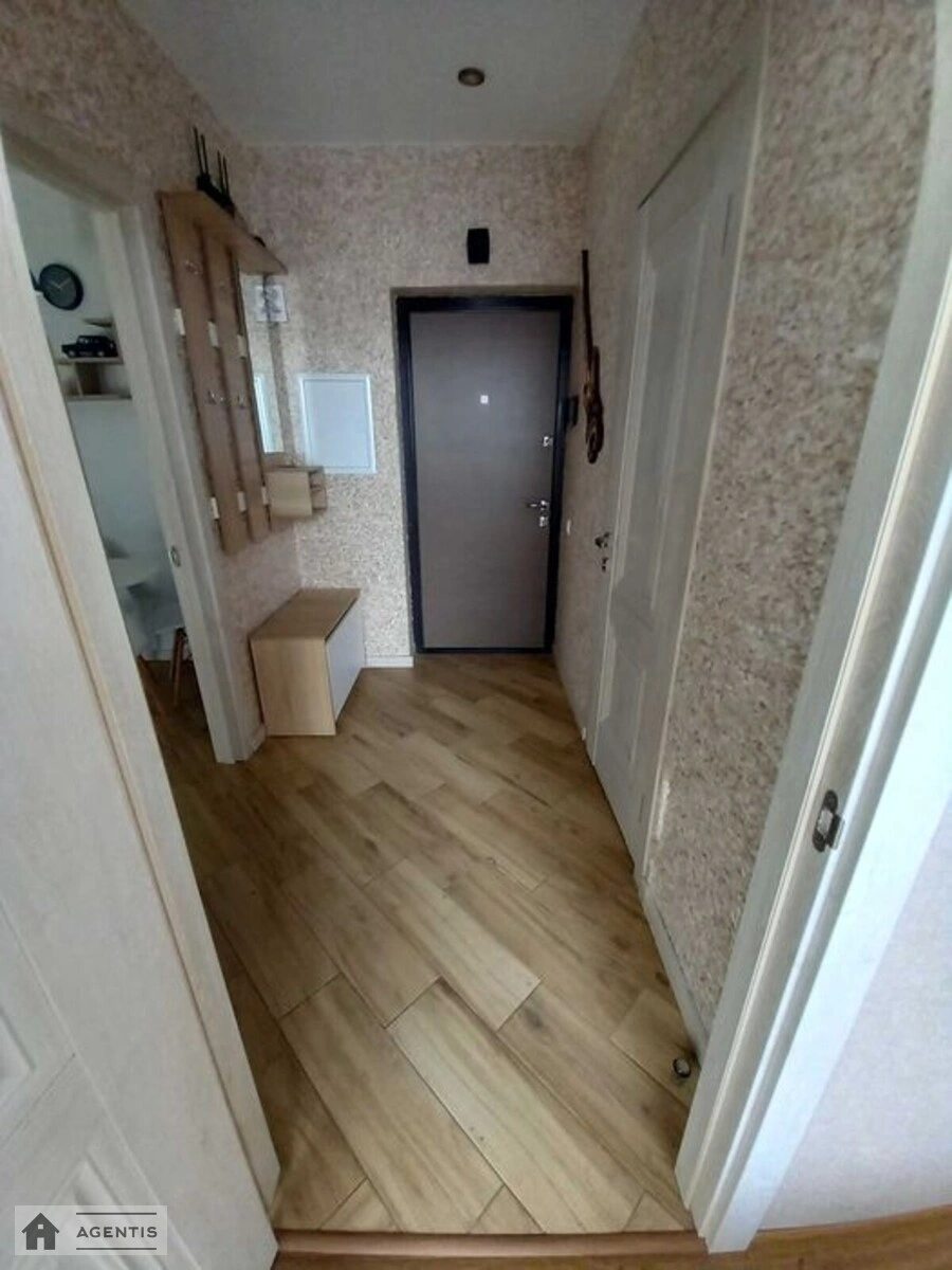 Apartment for rent 1 room, 37 m², 3rd fl./8 floors. Salutna, Kyiv. 