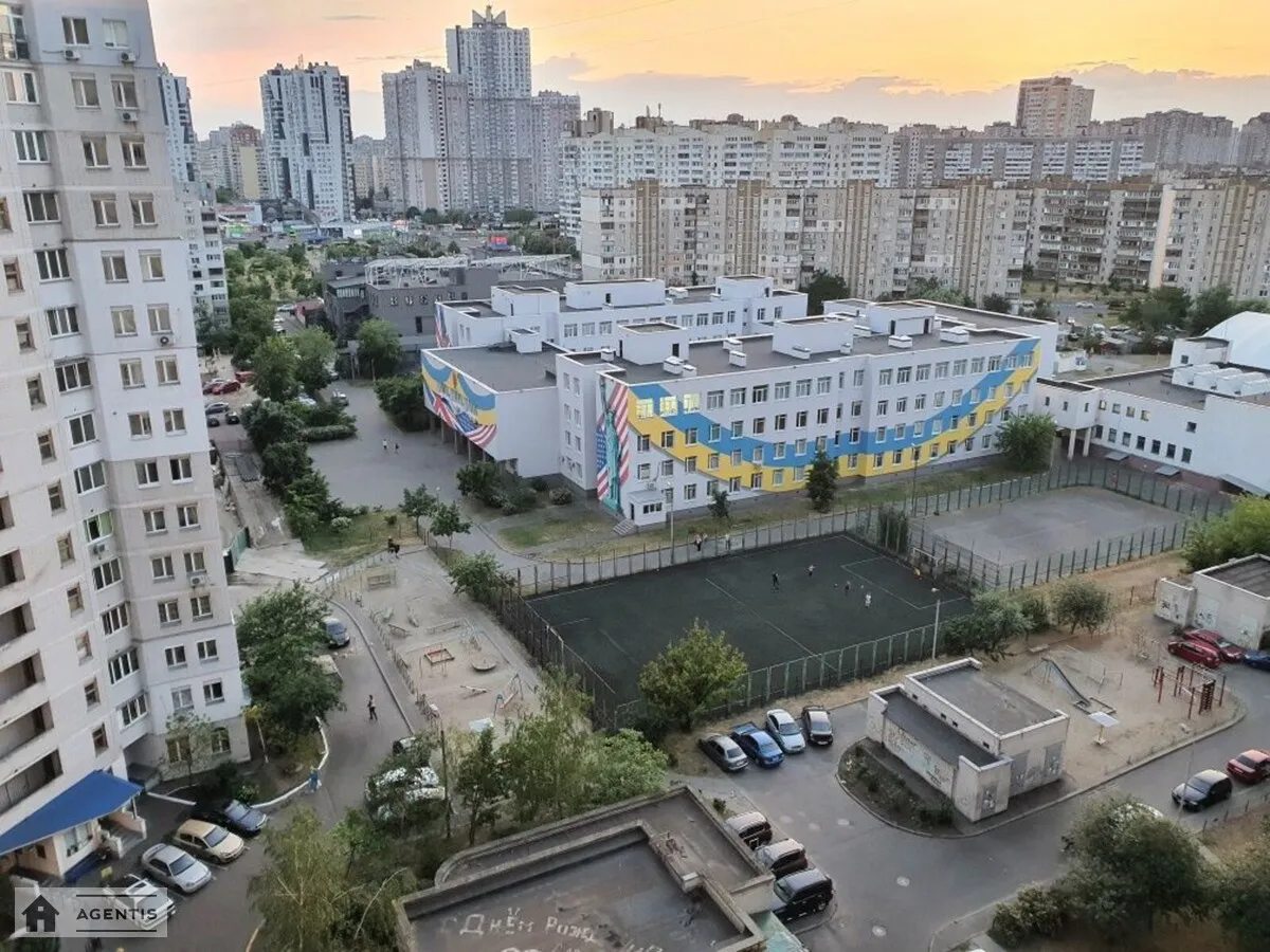 Сдам квартиру 3 комнаты, 84 m², 13 эт./18 этажей. 31, Драгоманова 31, Киев. 