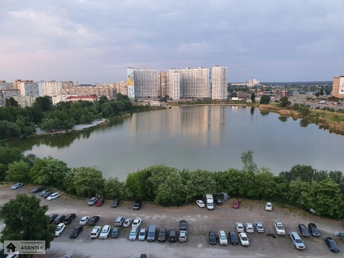 Сдам квартиру 3 комнаты, 84 m², 13 эт./18 этажей. 31, Драгоманова 31, Киев. 