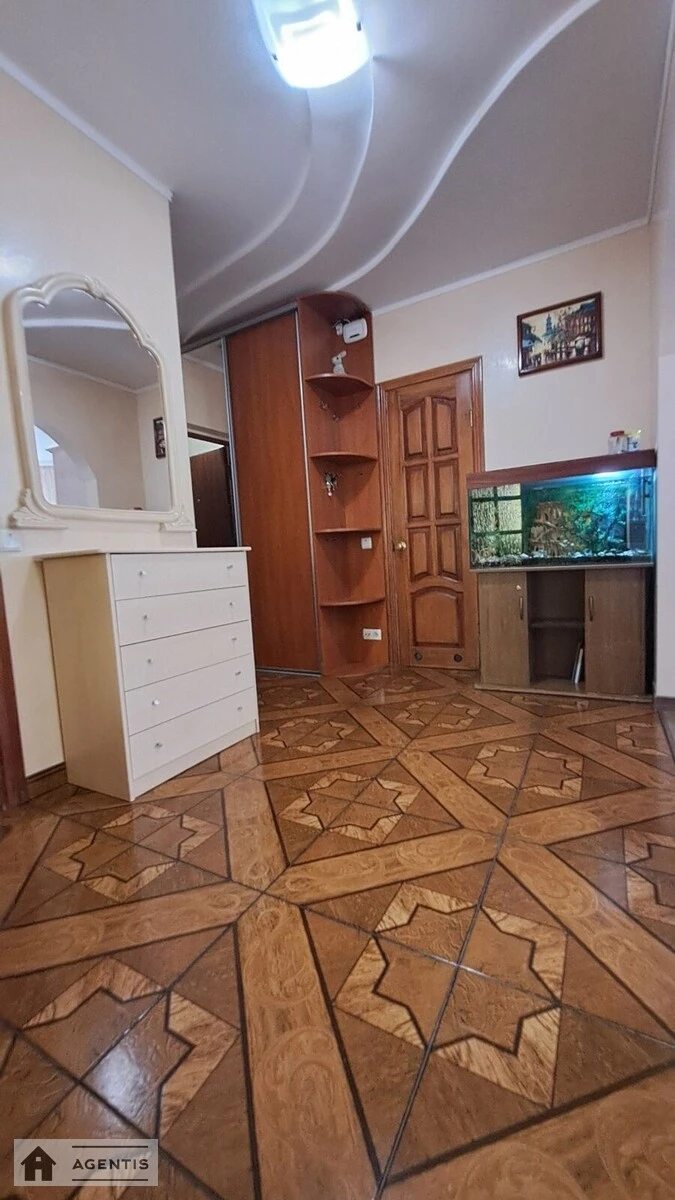 Сдам квартиру 2 комнаты, 70 m², 4 эт./9 этажей. Святошинский район, Киев. 