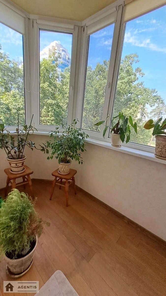 Сдам квартиру 2 комнаты, 70 m², 4 эт./9 этажей. Святошинский район, Киев. 