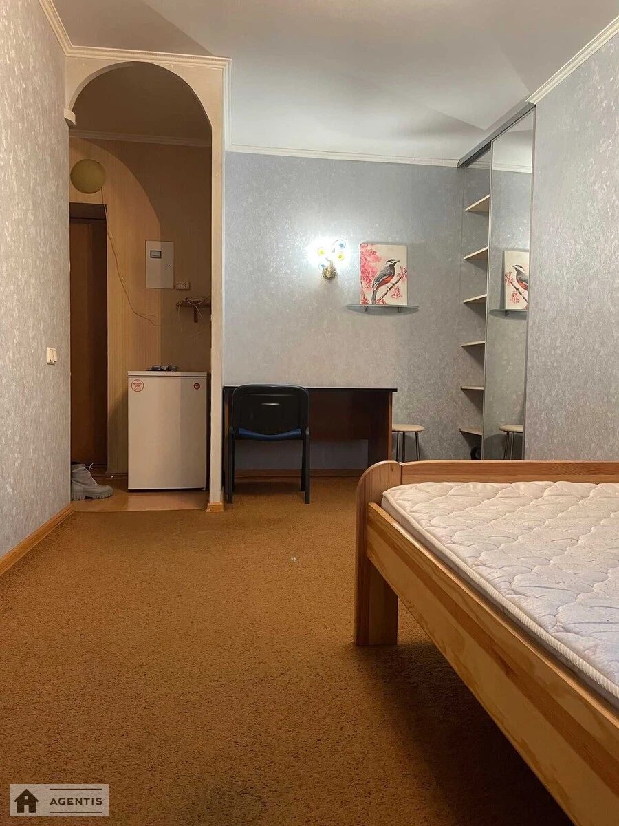 Сдам квартиру 1 комната, 28 m², 1 эт./5 этажей. 5, Полтавская 5, Киев. 