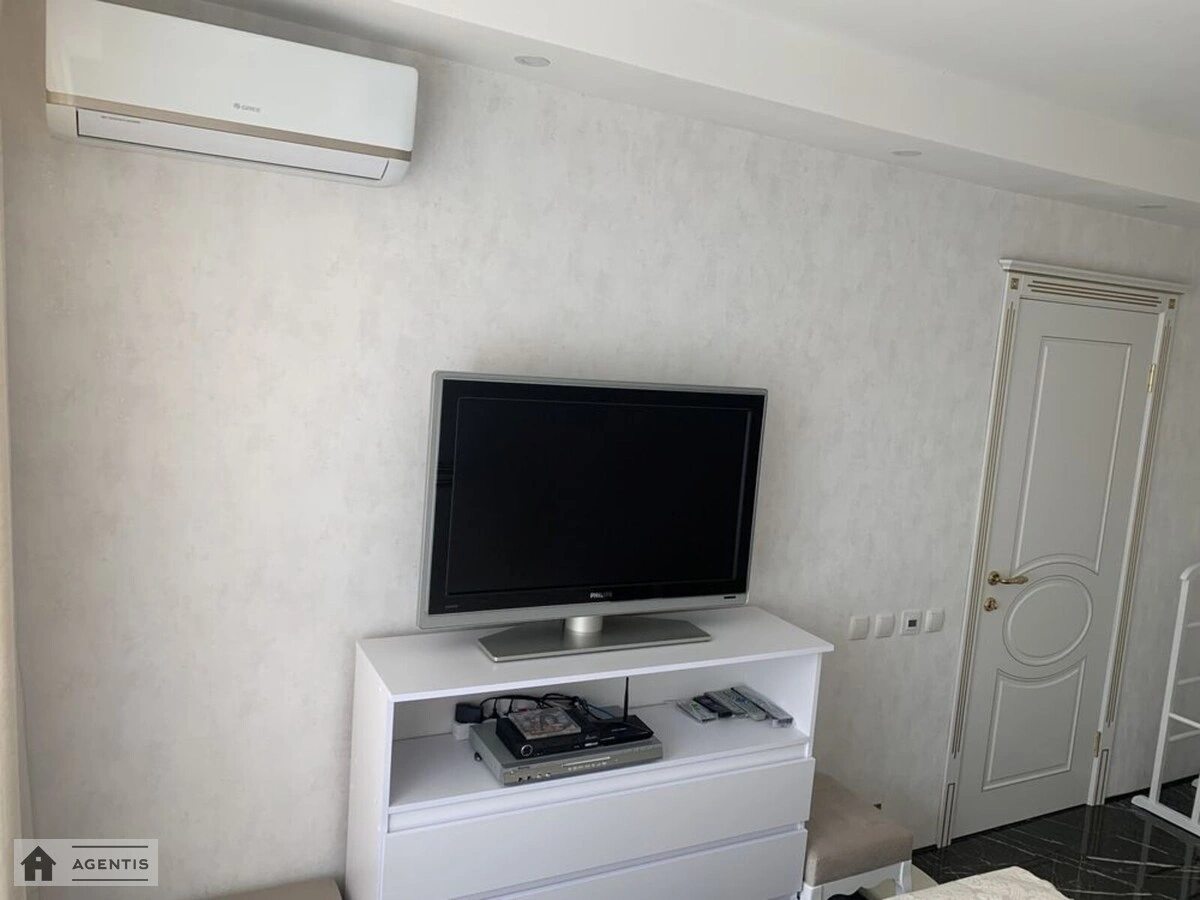 Apartment for rent 2 rooms, 50 m², 5th fl./9 floors. Strategichne, Kyiv. 