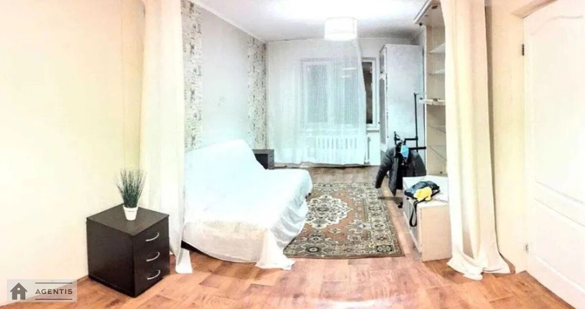 Сдам квартиру 3 комнаты, 71 m², 8 эт./9 этажей. 5, Верховинная 5, Киев. 