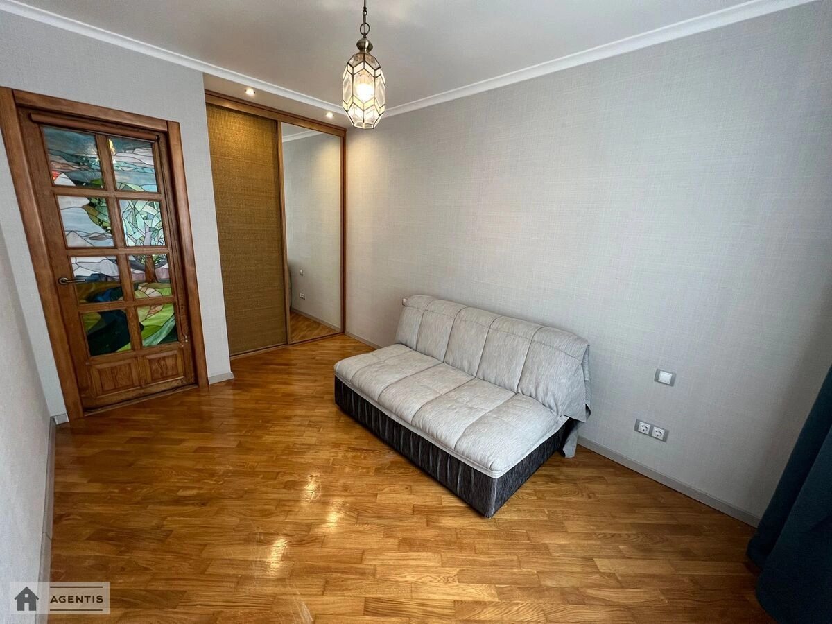 Сдам квартиру 3 комнаты, 75 m², 8 эт./16 этажей. 18, Володимира Івасюка просп. (Героїв Сталінграда), Киев. 