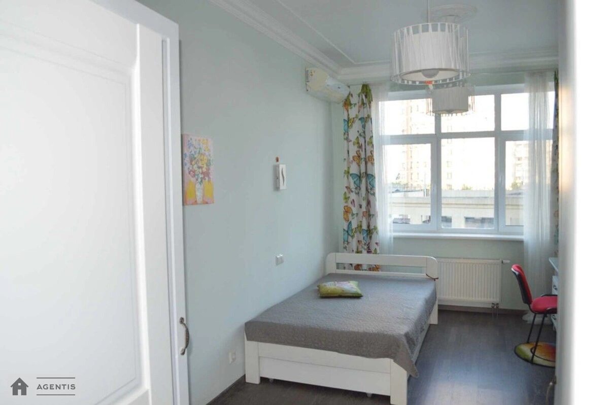 Сдам квартиру 4 комнаты, 116 m², 7 эт./17 этажей. 44, Євгена Коновальця вул. (Щорса), Киев. 