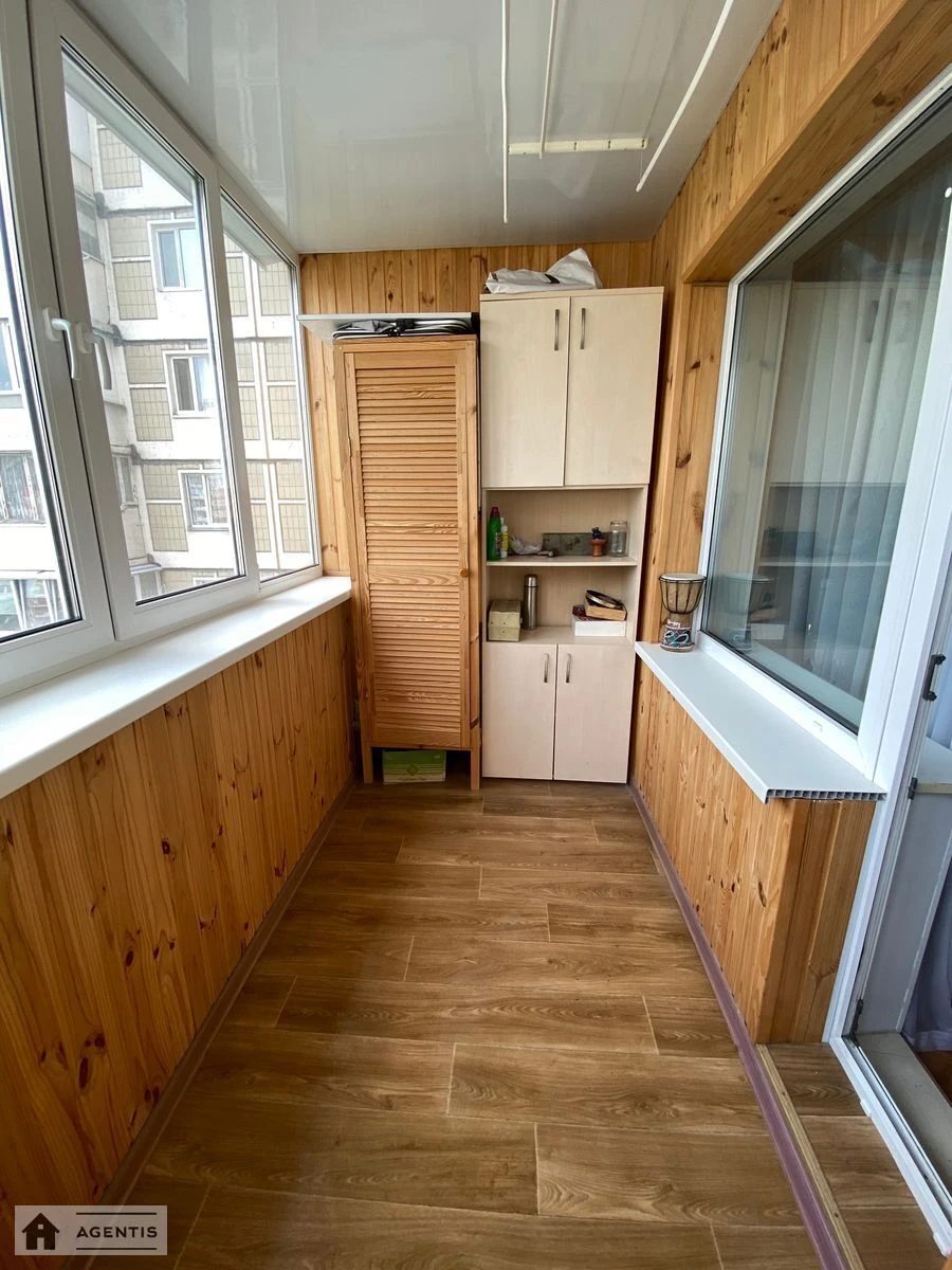 Apartment for rent 3 rooms, 70 m², 9th fl./16 floors. 40, Chervonoyi Kalyny prosp. Volodymyra Mayakovskoho, Kyiv. 