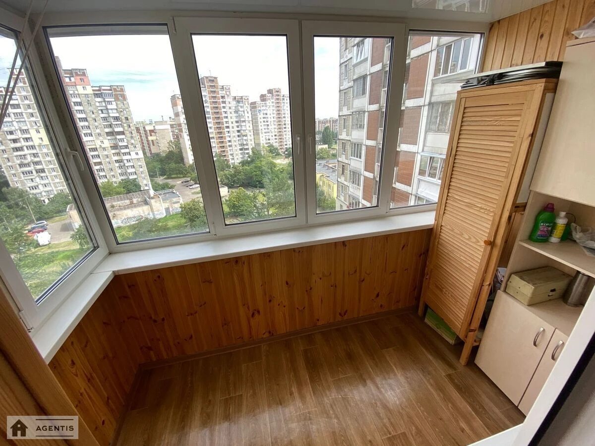 Apartment for rent 3 rooms, 70 m², 9th fl./16 floors. 40, Chervonoyi Kalyny prosp. Volodymyra Mayakovskoho, Kyiv. 