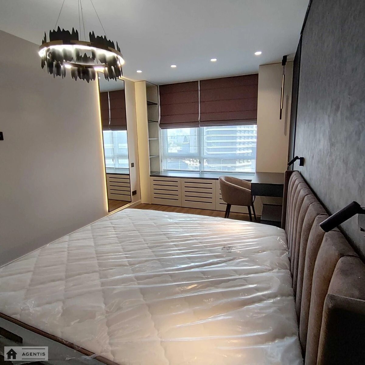 Apartment for rent 2 rooms, 83 m², 6th fl./26 floors. 15, Dniprovs'ka embankment 15, Kyiv. 