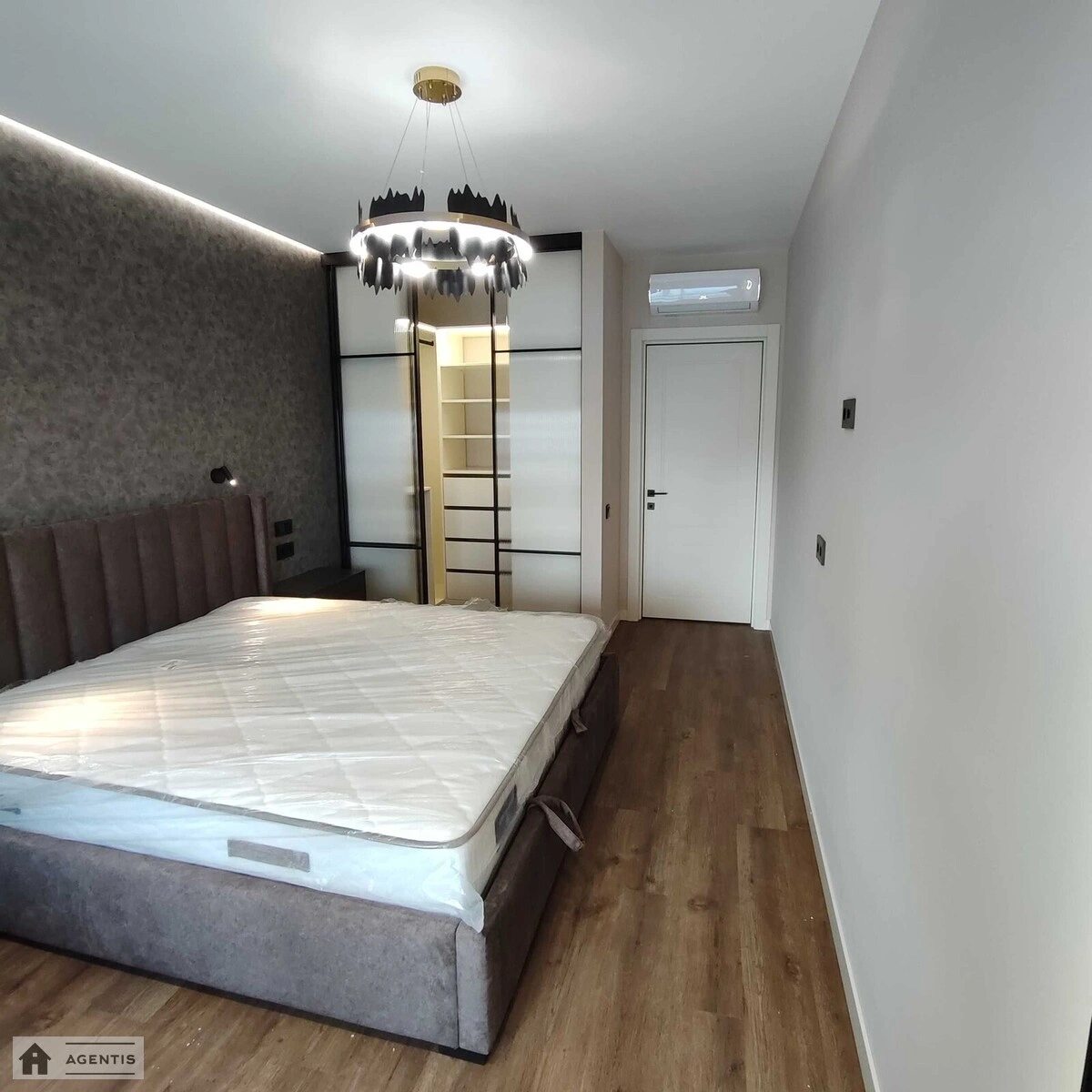 Apartment for rent 2 rooms, 83 m², 6th fl./26 floors. 15, Dniprovs'ka embankment 15, Kyiv. 