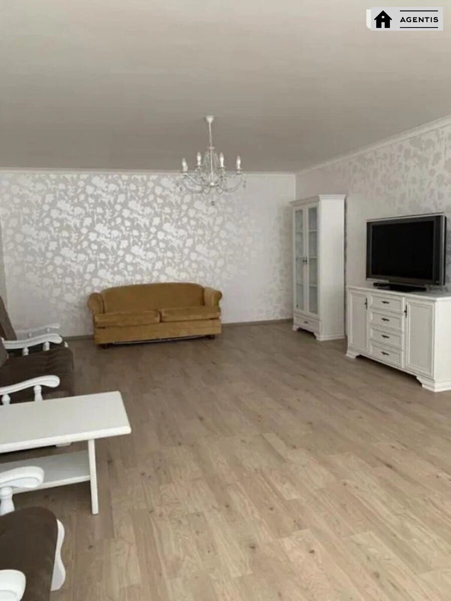 Сдам квартиру 3 комнаты, 124 m², 10 эт./22 этажа. 7, Івана Гонти вул., Киев. 