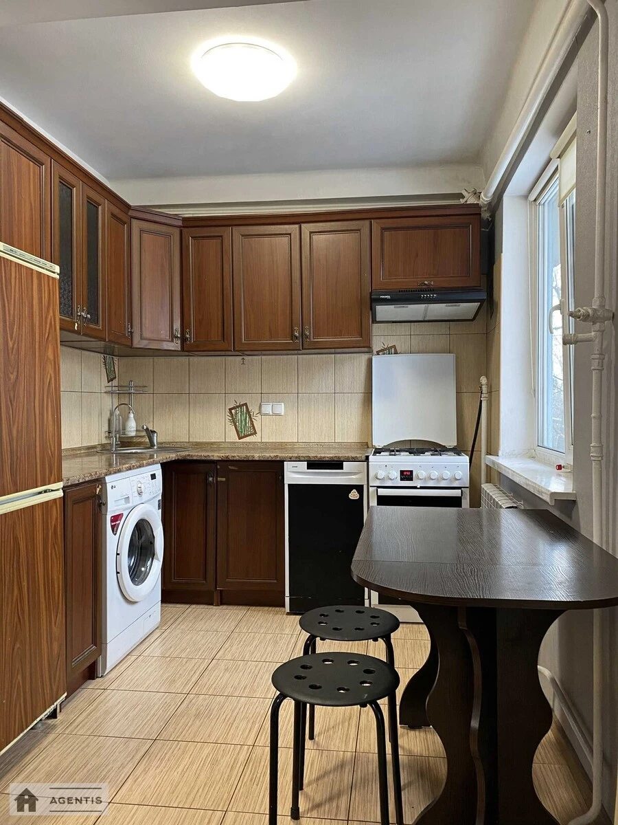 Сдам квартиру 2 комнаты, 42 m², 5 эт./5 этажей. 12, Віфлеємська вул., Киев. 